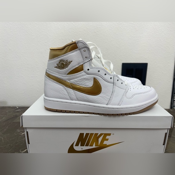 New! Nike Air Jordan 1 Retro High OG Women's "Metallic Gold" Shoe - Picture 3 of 14
